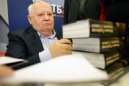 Mikhaïl Gorbatchev dédicace son dernier livre à Moscou, le 13 novembre 2012